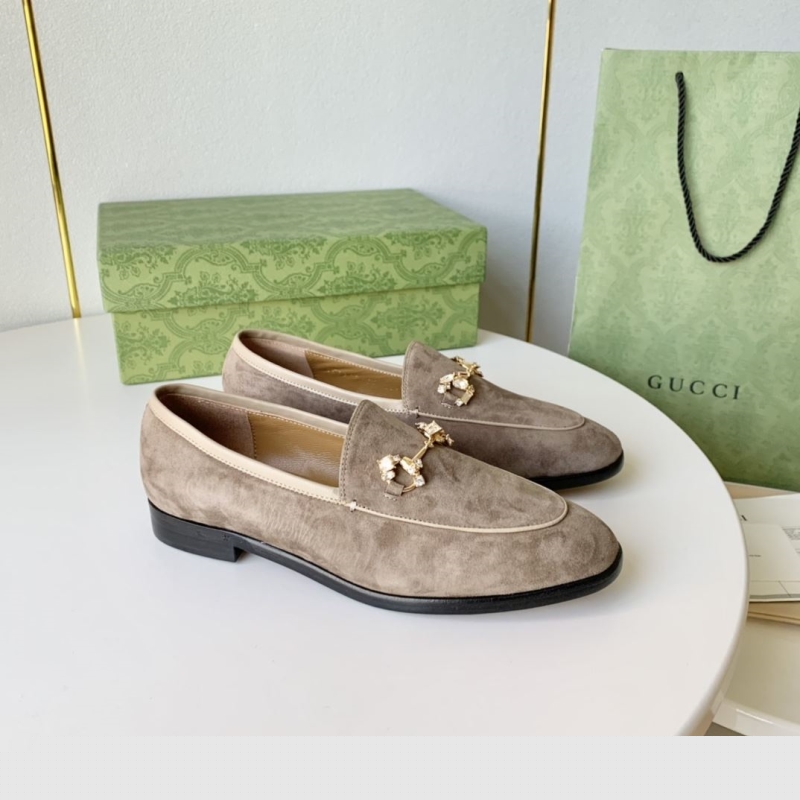 G*u*i flat shoes